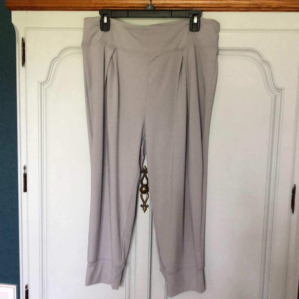 Fabletics capris